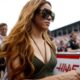 En esta fotografía de archivo, se ve a Shakira caminar en la parrilla previo al arranque del Grand Prix de Miami de la F1 en el Miami International Autodrome el 7 de mayo de 2023 in Miami, Florida.(Chris Graythen / Getty Images)