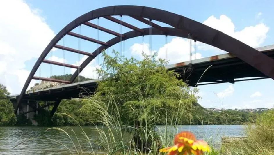 Un nadador se ahogó cerca del puente Pennybacker sobre el lago Austin el domingo, a pesar de la rápida respuesta de los equipos de emergencia y los intentos de reanimación, según el EMS de Austin-Condado de Travis. (CBS Austin)