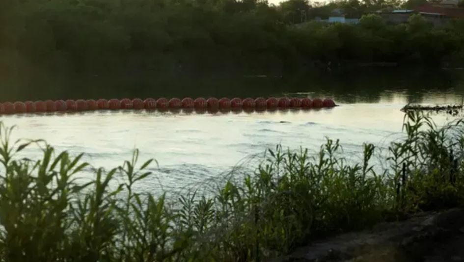 Una hilera inacabada de boyas naranjas, destinadas a disuadir a los migrantes de cruzar el río, se encuentra en el Río Grande cerca de Eagle Pass el 11 de julio de 2023. Credit: REUTERS/Kaylee Greenlee Beal