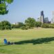 Una persona descansa a la sombra en el Parque Metropolitano Zilker el 10 de julio de 2023 en Austin, Texas. (Foto de Brandon Bell/Getty Images)