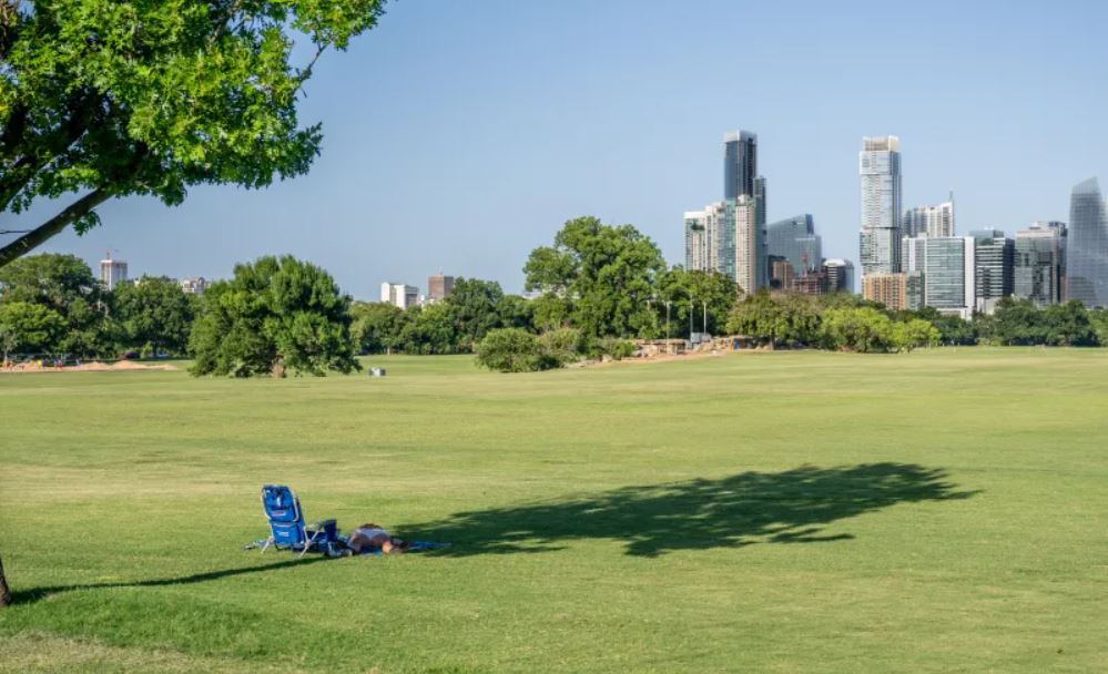 Una persona descansa a la sombra en el Parque Metropolitano Zilker el 10 de julio de 2023 en Austin, Texas. (Foto de Brandon Bell/Getty Images)