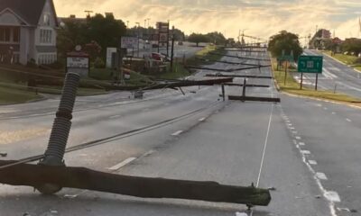 Los postes de electricidad caídos yacen a lo largo de la Ruta 140 en Westminster, Maryland, el lunes 7 de agosto de 2023. (Baltimore Sun Staff/The Baltimore Sun vía AP)