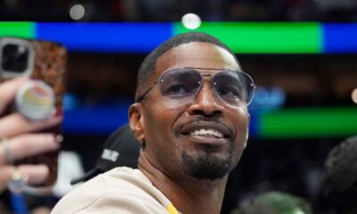 El actor Jamie Foxx durante un partido de la NBA entre los Washington Wizards y los Dallas Mavericks, en Dallas, el sábado 7 de noviembre de 2021.(LM Otero / ASSOCIATED PRESS)