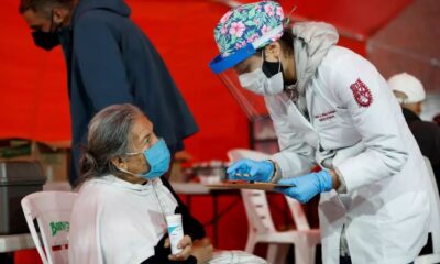 Fotografía de archivo de médicos que atienden a personas de escasos recursos en la Comunidad de Sant’Egidio, ubicada en Ciudad de México (México). EFE/José Méndez