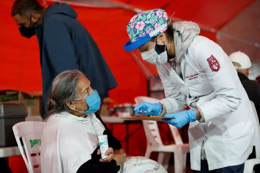 Fotografía de archivo de médicos que atienden a personas de escasos recursos en la Comunidad de Sant’Egidio, ubicada en Ciudad de México (México). EFE/José Méndez