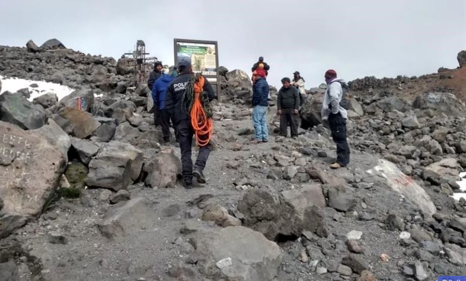 Luego de sufrir una caída en la cara sur del Volcán Citlaltépetl, cuatro alpinistas que intentaban llegar a la cima del Pico de Orizaba fallecieron, tres de ellos son originarios de Veracruz y uno, de Puebla.(Agencia Reforma)