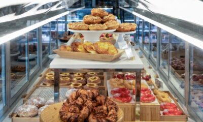 La panadería sirve una variedad de pasteles, tartas, sándwiches y bebidas de café de inspiración francesa. (Cortesía de París Baguette)