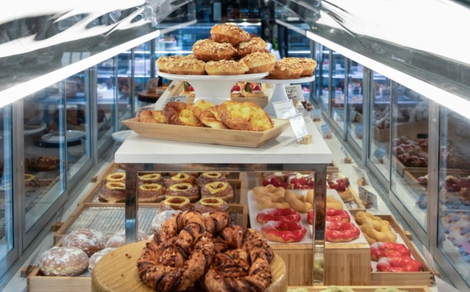 La panadería sirve una variedad de pasteles, tartas, sándwiches y bebidas de café de inspiración francesa. (Cortesía de París Baguette)