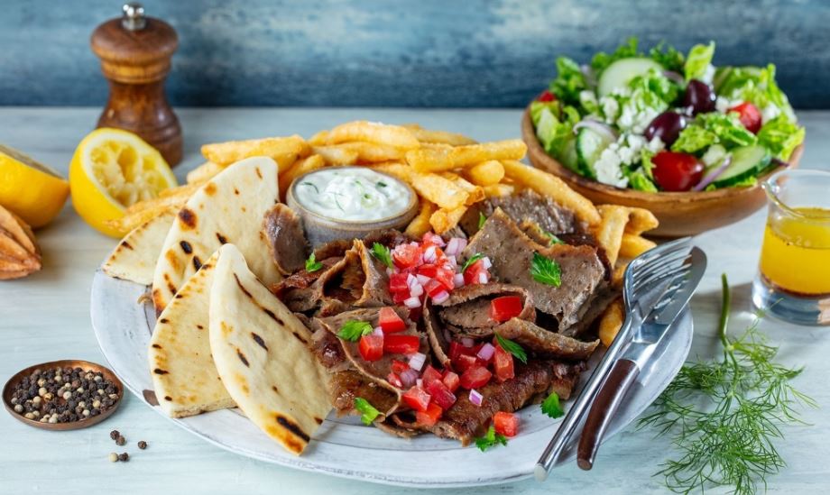 El gran plato gyro griego es uno de los muchos platos mediterráneos modernos entre los que los comensales pueden elegir. (Cortesía de The Great Greek Mediterranean Grill)