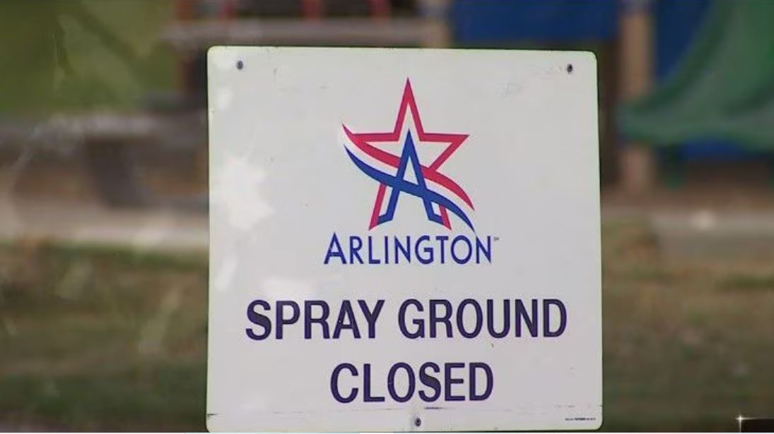 Un cartel indica el cierre de chapoteadores en Arlington. De acuerdo con los CDC, el índice de muerte a causa de la infección por la ameba comecerebros es superior al 97%.(KXAS-TV (NBC5))