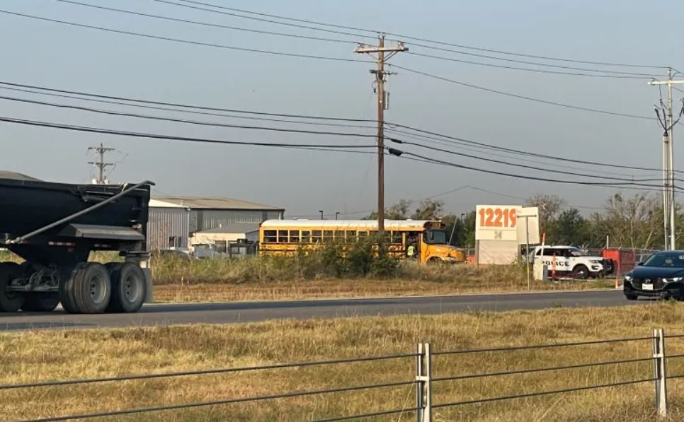 Autobús escolar con estudiantes a bordo involucrado en accidente el viernes por la mañana; no se reportaron heridos (Foto KXAN/Lauren Ryan)