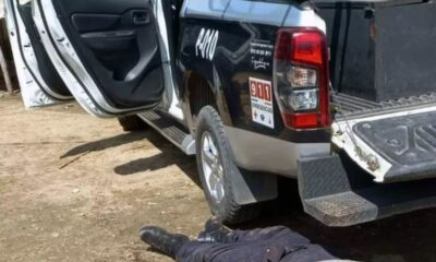 Policías de la Fiscalía General del Estado (FGE), resguardan el lugar donde fueron asesinados al menos 11 policías en Coyuca de Benítez estado de Guerrero (México). EFE/Str