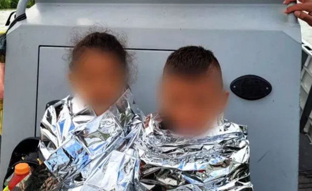 Dos niños migrantes fueron rescatados por agentes de la Patrulla Fronteriza tras ser encontrados cerca del Río Grande (USBP)
