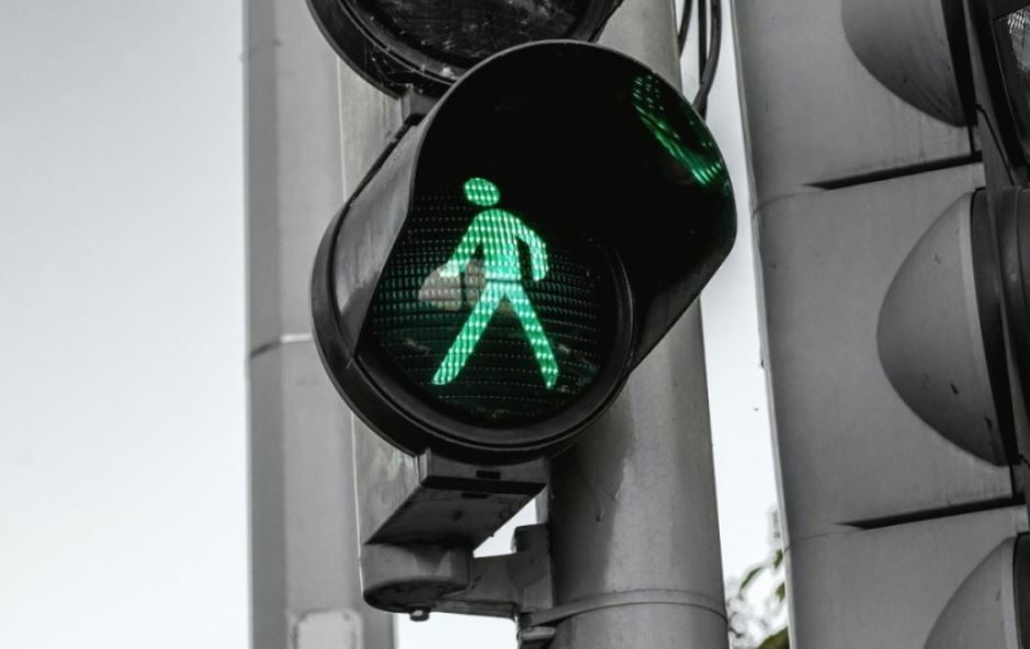 La señal de tránsito hará que el área cercana a la Escuela Intermedia Henry sea más segura para peatones, ciclistas y conductores, dijeron los funcionarios. (Cortesía de Pexels)