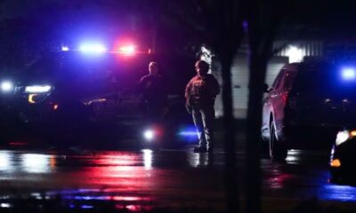 Miembros de la policía del condado de Brazoria bloquean la carretera que lleva al recinto comercial Cole's Antique Village and Flea Market tras una balacera, el domingo 12 de noviembre de 2023, en Pearland, Texas, cerca de Houston.(Elizabeth Conley / ASSOCIATED PRESS)