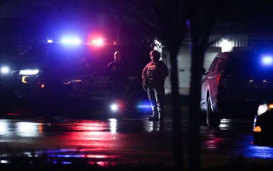 Miembros de la policía del condado de Brazoria bloquean la carretera que lleva al recinto comercial Cole's Antique Village and Flea Market tras una balacera, el domingo 12 de noviembre de 2023, en Pearland, Texas, cerca de Houston.(Elizabeth Conley / ASSOCIATED PRESS)