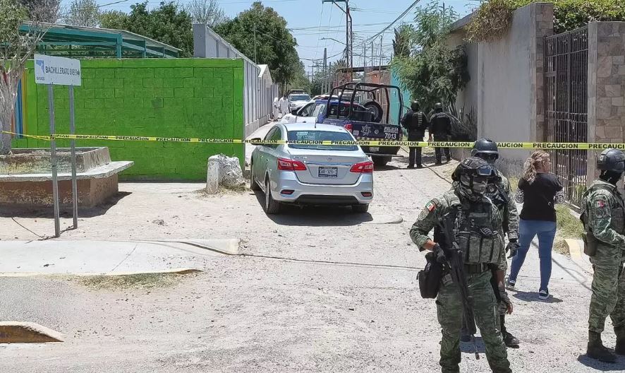 Fotografía de archivo de personal de la Policía Municipal y del Ejército Mexicano reguardan la zona dondese efectuó un asesinato en Celaya, Guanajuato (México). EFE/ Str MEJOR CALIDAD DISPONIBLE