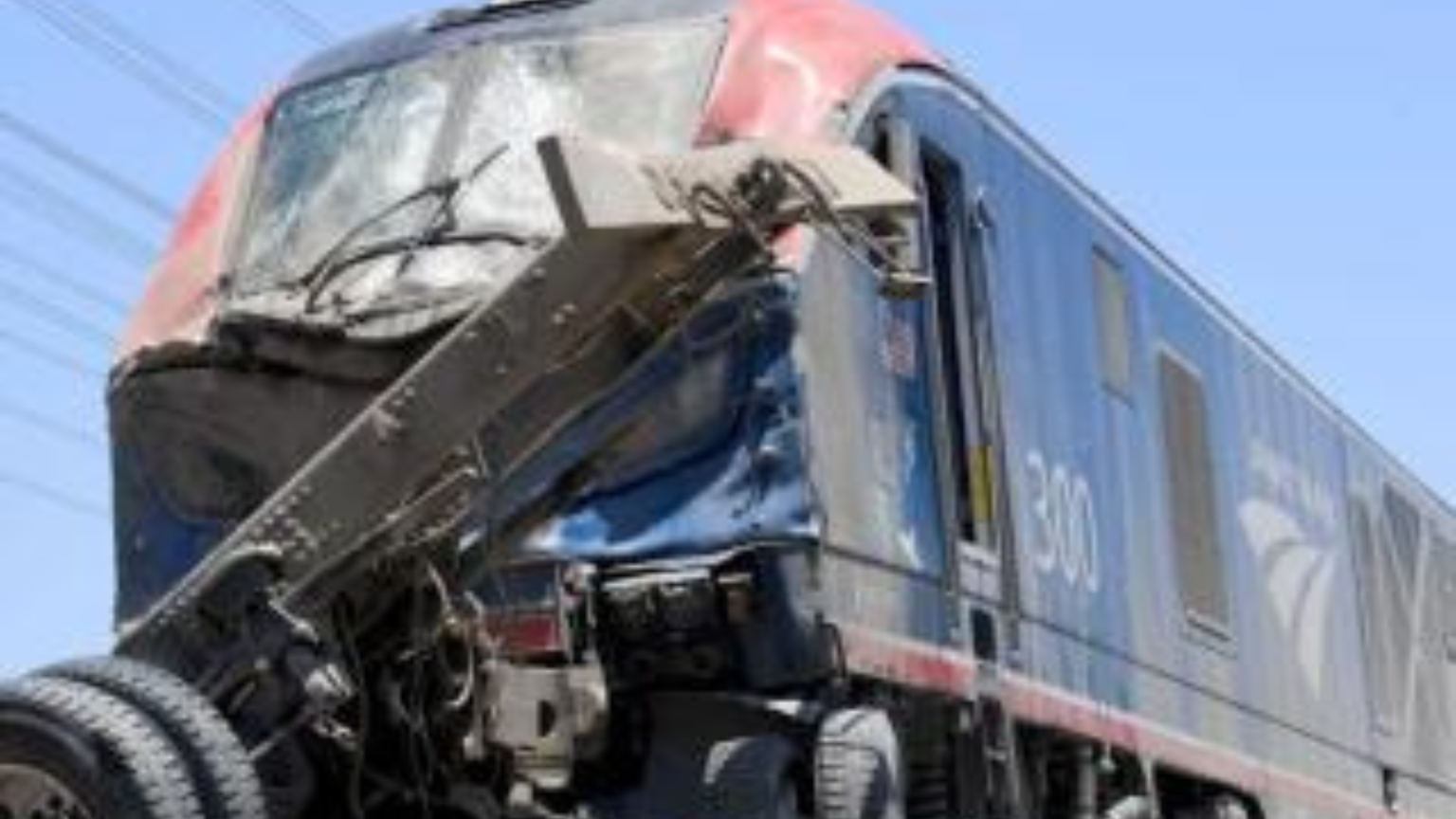 Choque entre tren de Amtrak y un camión deja varios heridos - Austin Latino