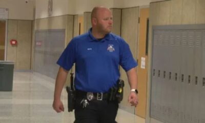 Un oficial de recursos escolares de Canyon ISD patrulla los pasillos de la escuela secundaria Canyon. (Mitchell Downing / KVII)