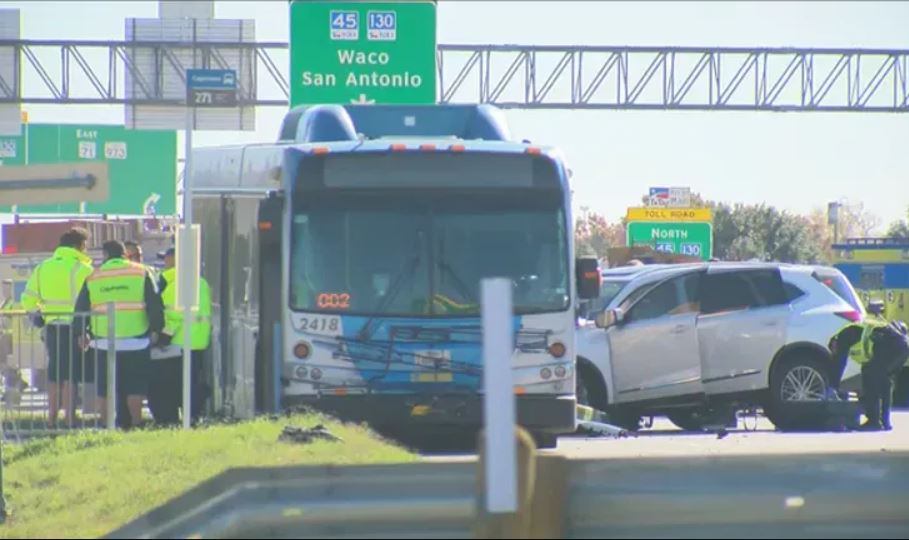 Una colisión importante que involucró a un autobús el lunes por la mañana cerca del aeropuerto de Austin dejó una persona muerta y otras tres heridas, dijo el EMS del condado de Austin-Travis. (Crédito de la imagen: CBS Austin)