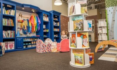 Paper Bark Birch tiene un espacio de juegos interior para niños pequeños para que los niños exploren. (Cortesía de la librería infantil Paper Bark Birch)