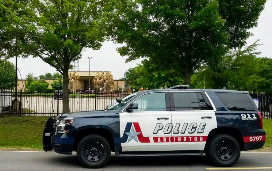 Un vehículo atropelló a una pequeña a la salida de una escuela en Arlington. El conductor se dio a la fuga. Foto de una patrulla de la policía de Arlington.(Smiley N. Pool / Staff Photographer)