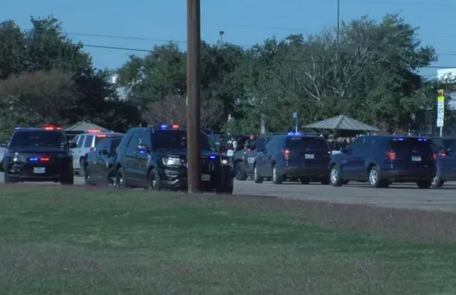 La escuela secundaria Northeast Early College en Austin fue cerrada debido a disparos cercanos, y la policía respondió y los funcionarios desaconsejaron venir al campus. (CBS Austin)