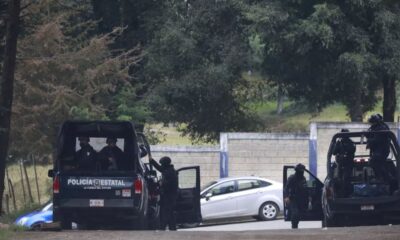 Miembros de la Policía Estatal resguardan el poblado de Texcapilla, en localidad de Texcaltitlán, en el céntrico Estado de México (México).