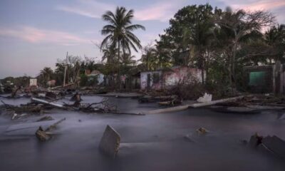 Escombros de una casa colapsada y árboles caídos en la costa de la comunidad de El Bosque, en el estado de Tabasco, México, el jueves 30 de noviembre de 2023. Las inundaciones provocadas por uno de los aumentos del nivel del mar más rápidos del mundo, y por tormentas invernales cada vez más brutales, han destruido prácticamente la localidad.(Felix Marquez / ASSOCIATED PRESS)