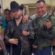 Larry Hernández publica videos donde aparece con hombres armados y porta un fusil. El cantante de 46 años desata la polémica a pesar de que poco después borró la publicación.(Agencia Reforma)