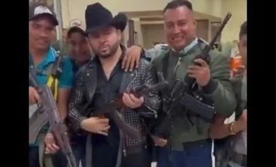 Larry Hernández publica videos donde aparece con hombres armados y porta un fusil. El cantante de 46 años desata la polémica a pesar de que poco después borró la publicación.(Agencia Reforma)