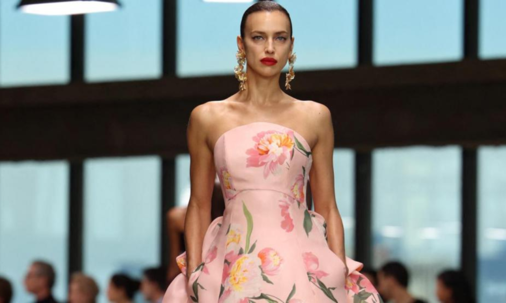 Carolina Herrera propone flores y volantes para el otoño