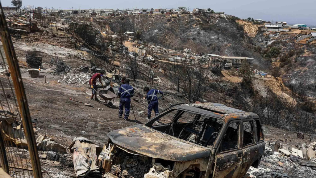 Incendios forestales dejan más de 120 muertos en el centro de Chile ...