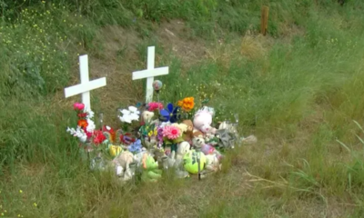 Monumento en el lugar del fatal accidente de autobús escolar del 22 de marzo en la SH 21 en el condado de Bastrop.