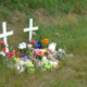 Monumento en el lugar del fatal accidente de autobús escolar del 22 de marzo en la SH 21 en el condado de Bastrop.