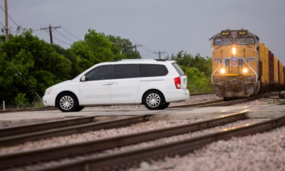 Un automóvil cruza las líneas del ferrocarril en la intersección de las vías con Jefferson St y SE 14th St, el 10 de abril de 2024, en Grand Prairie.(Juan Figueroa / Staff Photographer)