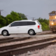 Un automóvil cruza las líneas del ferrocarril en la intersección de las vías con Jefferson St y SE 14th St, el 10 de abril de 2024, en Grand Prairie.(Juan Figueroa / Staff Photographer)