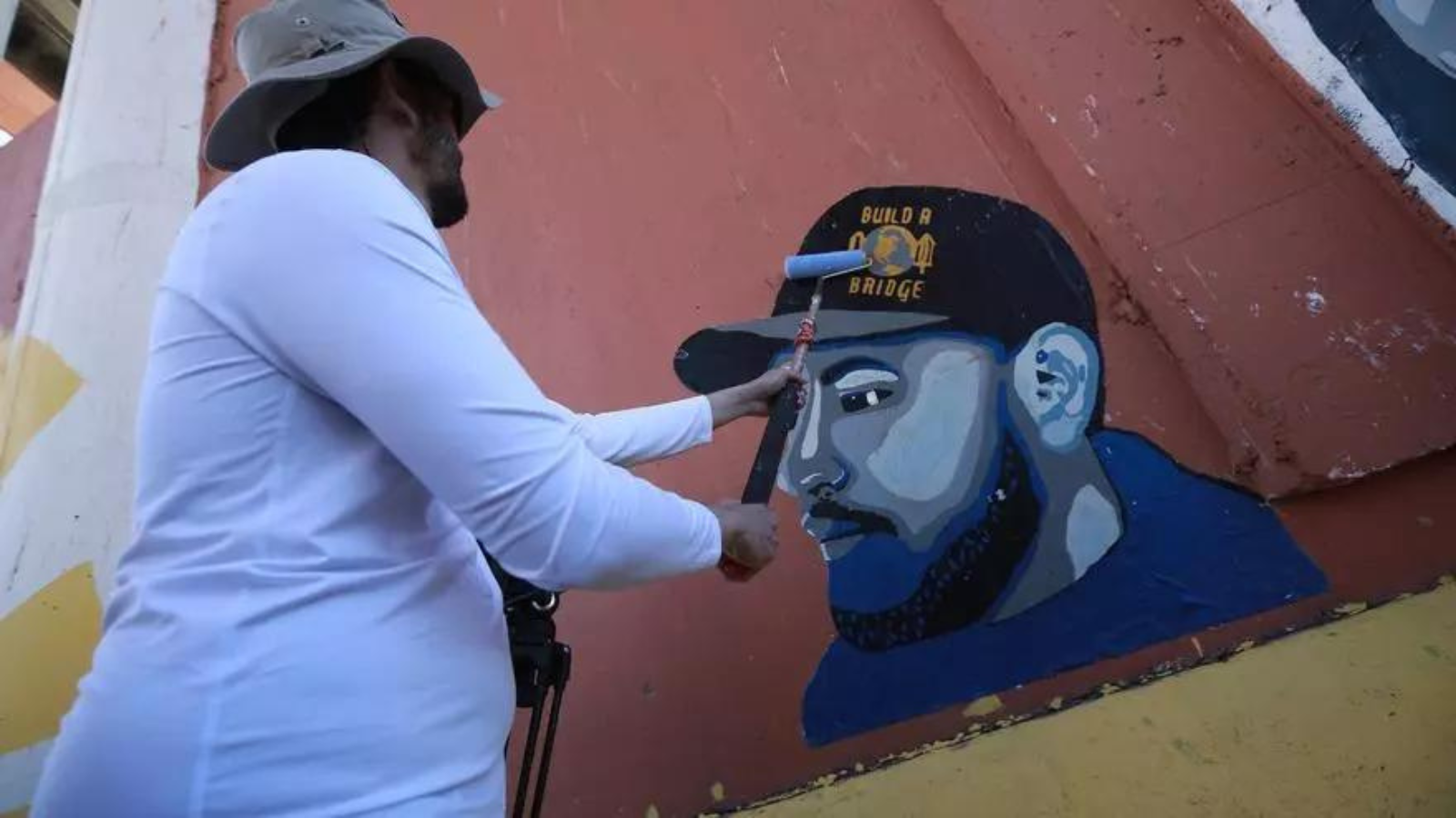 Artista mexicoestadounidense denuncia las deportaciones con un mural en la frontera