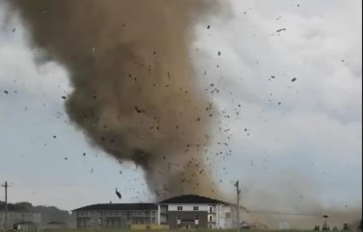 Un muerto por los tornados mientras las tormentas avanzan al este