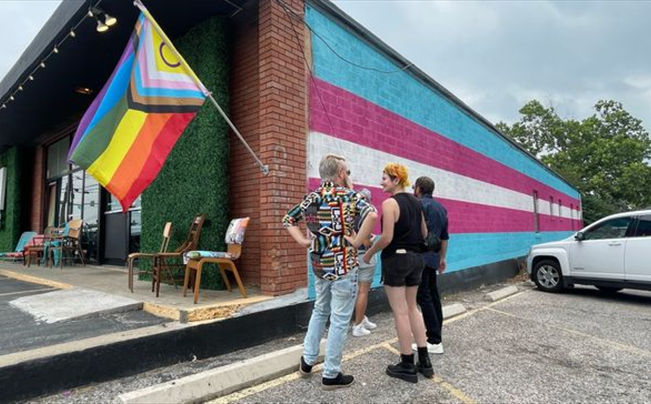 Presentan mural de bandera trans más grande de Austin en North Lamar