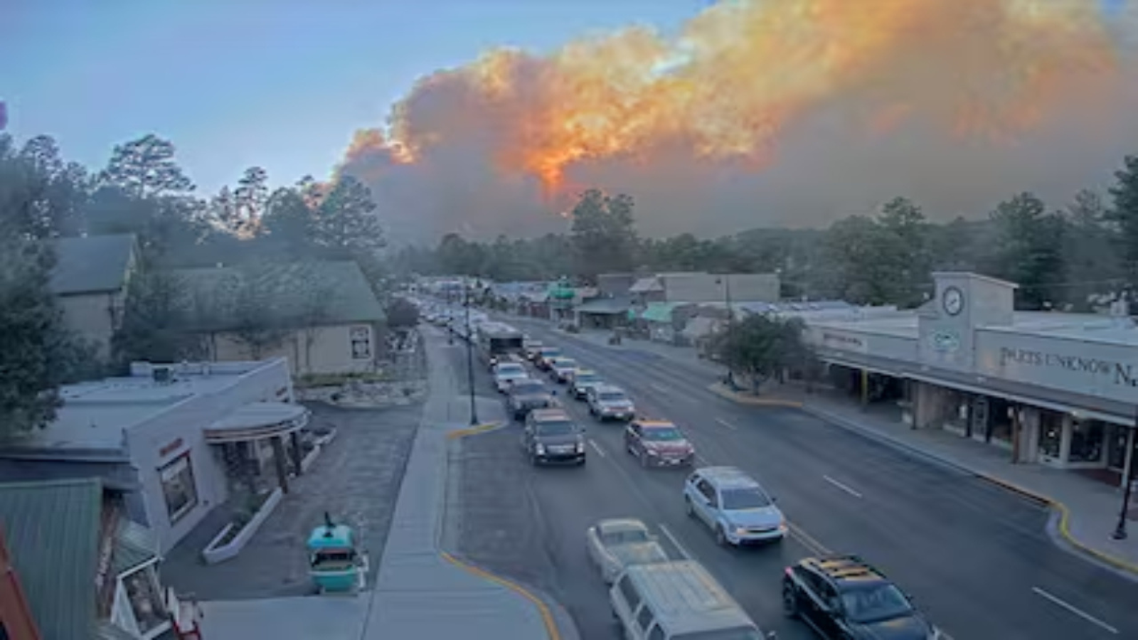 Incendios forestales en Nuevo México y California obligan a evacuar a miles de personas