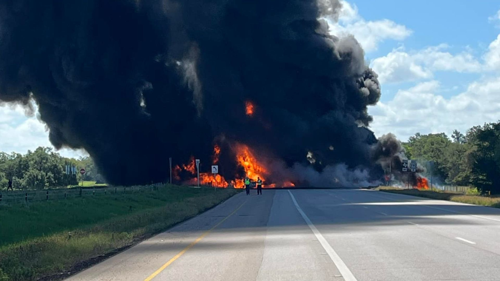 Una pipa cargada con combustible choca y explota