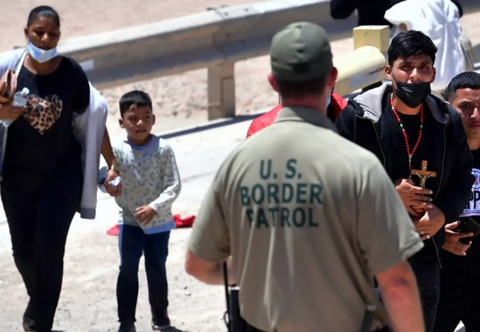 Detenciones de migrantes en la frontera se reducen a su punto más bajo en años