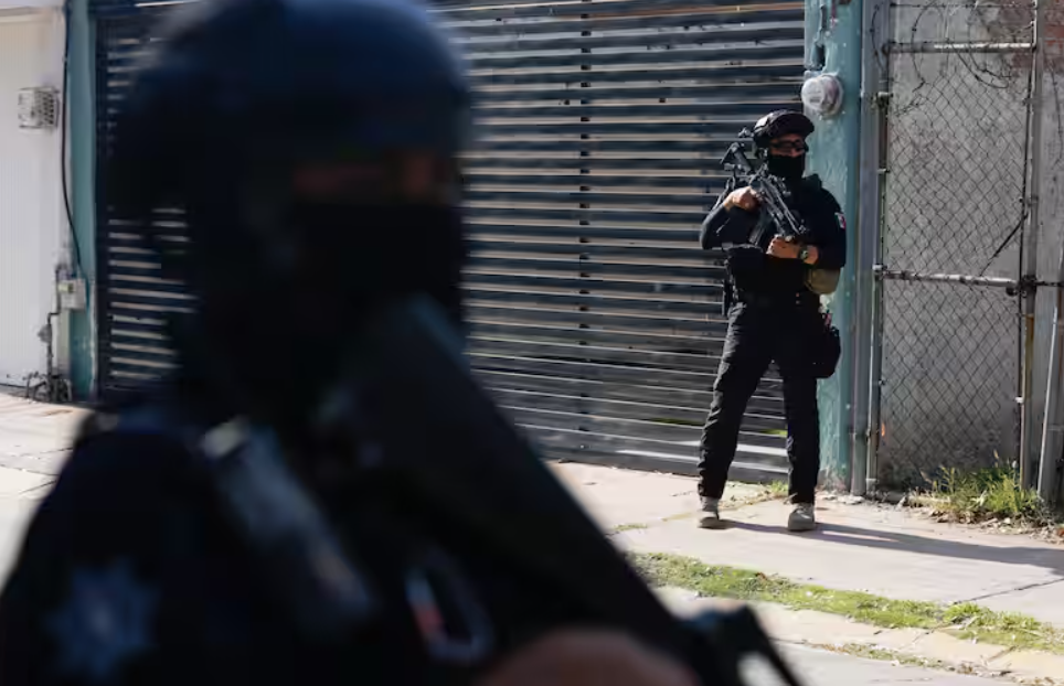 Agentes de policía municipales patrullan por un barrio de Celaya, en el estado de Guanajuato, México, el 28 de febrero de 2024. Dos policías murieron tiroteados en Celaya, en medio de una oleada de ataques selectivos que, según dijeron las autoridades el jueves 11 de julio de 2024, fueron probablemente perpetrados por un cártel de la droga.(Fernando Llano / AP)