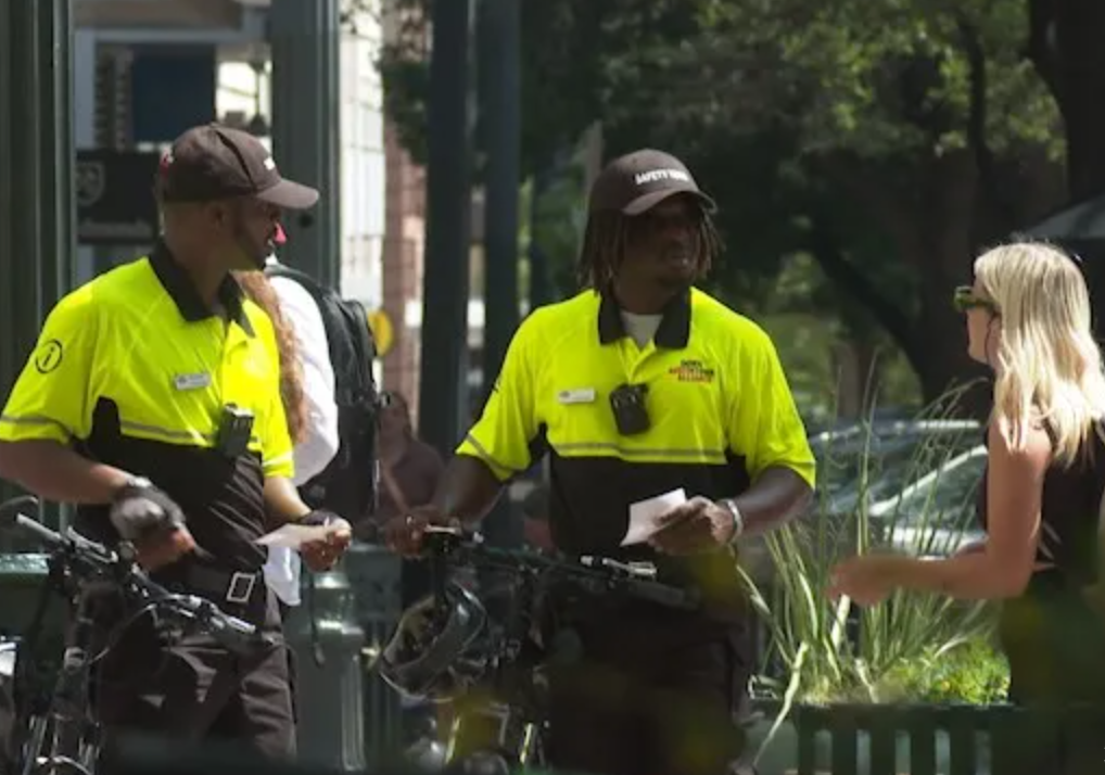 Nuevos agentes de seguridad trabajando en el centro de Austin