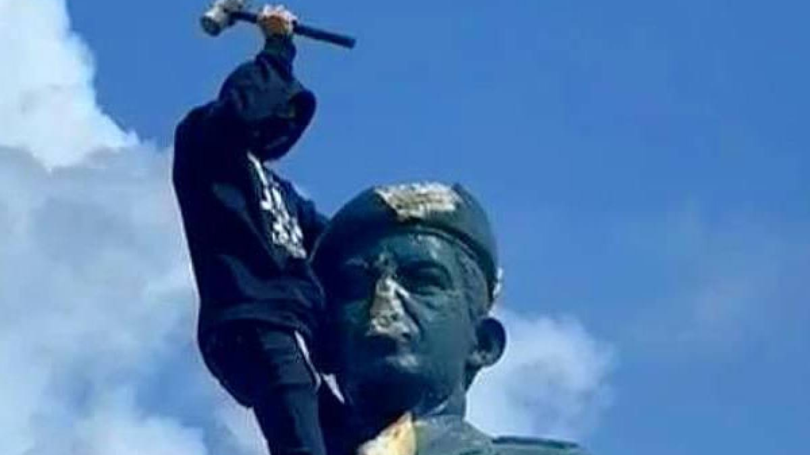 Derriban 5 estatuas de Hugo Chávez durante las protestas en Venezuela