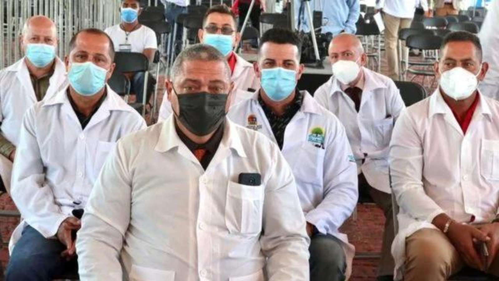 Gobierno de AMLO firma convenio con Cuba para contratar a 2,700 médicos