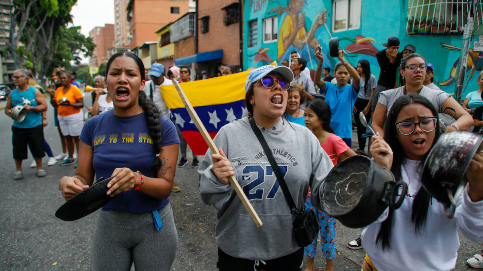 Gritos de fraude, protestas y cacerolazos en los barrios contra la proclamación de Maduro