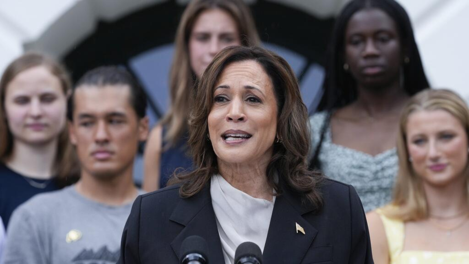 Harris destaca el legado de Biden en su primer mensaje 