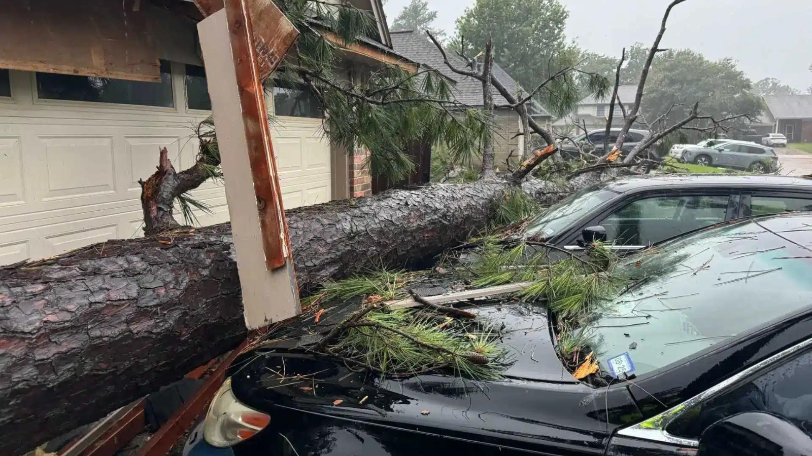 Más de 1,6 millón de hogares siguen sin electricidad por huracán Beryl